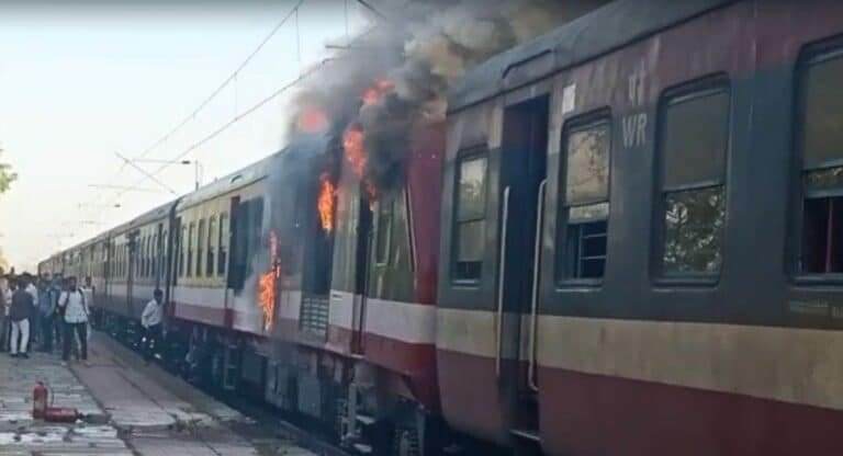 Bihar: रेलवे के ओवरहेड तार में लगी आग, बर्निंग ट्रेन बनने से बची पुरी-जयनगर एक्सप्रेस