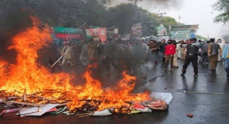 जलता पाकिस्तानः सेना मुख्यालय में घुसे प्रदर्शनकारी, हिंसा और प्रदर्शन का दौर जारी