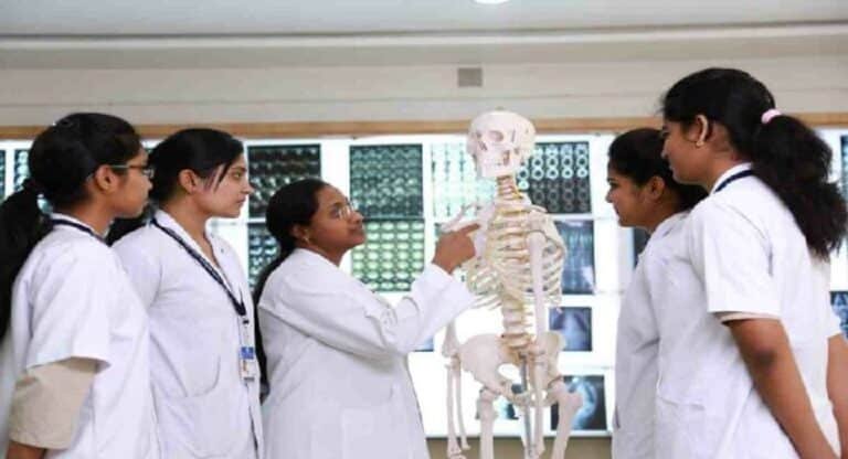 केंद्र सरकार ने 40 मेडिकल कॉलेजों की मान्यता की रद्द, ये है वजह
