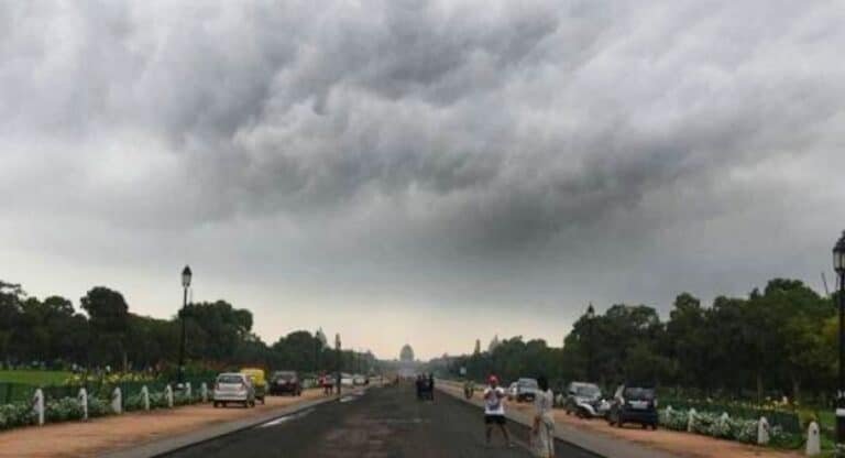 दिल्ली में छाए बादल, बारिश की संभावना