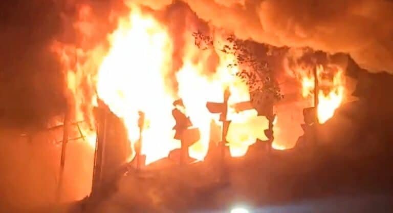 गाजियाबाद में अग्निकांडः टेंट हाउस बन गया आग का गोला, दो महिलाओं की मौत