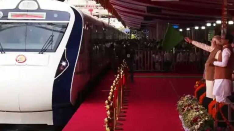 प्रधानमंत्री नरेंद्र मोदी ने भोपाल के रानी कमलापति स्टेशन से पांच वंदे भारत ट्रेनों को  दिखाई हरी झंडी