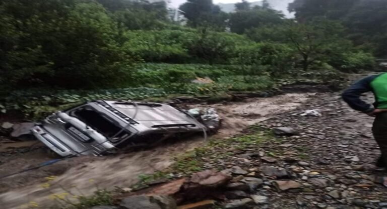 हिमाचल प्रदेश में बारिश का कहर, कई वाहन मलबे में दबे! प्रशासन ने जारी की ये चेतावनी