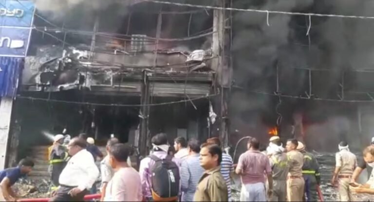 झांसीः इलेक्ट्रिक शोरूम में लगी आग पर काबू, चार लोगों ने गंवाई जान