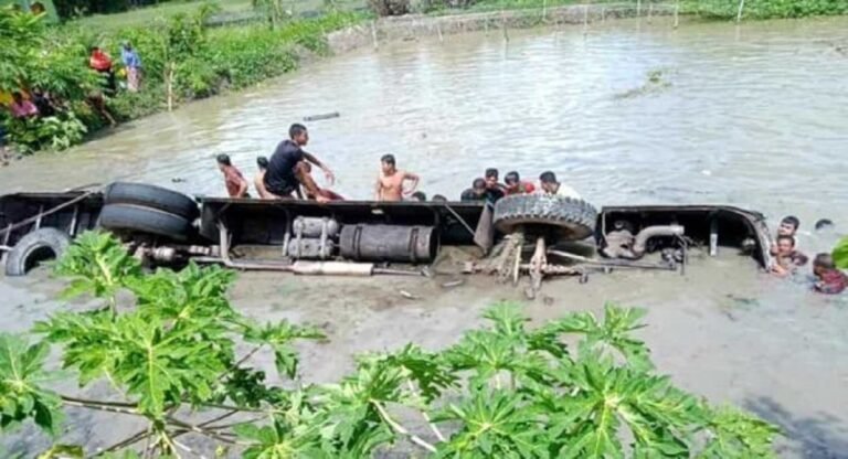 बांग्लादेश में बस झील में गिरने से 17 यात्रियों की मौत, हादसे की ये बताई जा रही है वजह