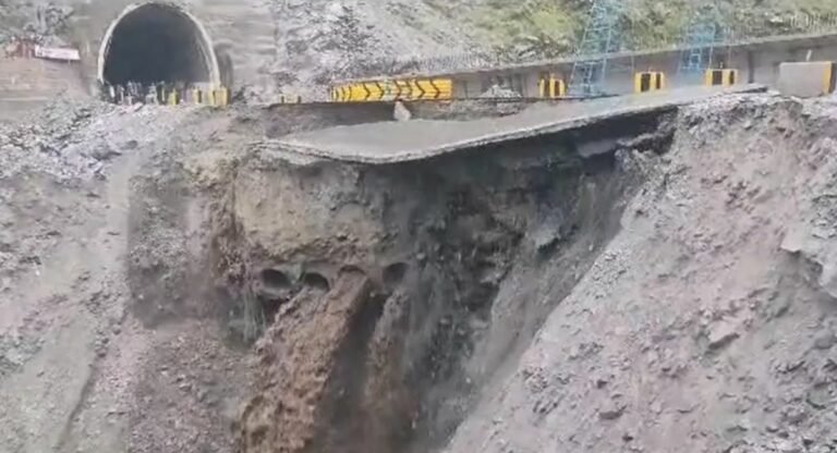 जम्मू-कश्मीर: मूसलाधार बारिश के बाद भूस्खलन, श्रीनगर-जम्मू राष्ट्रीय राजमार्ग और मुगल रोड बंद