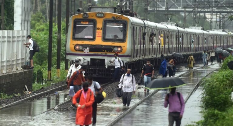 ठाणे सहित महाराष्ट्र के कई हिस्सों में भारी बारिश, कल्याण स्टेशन में जलभराव