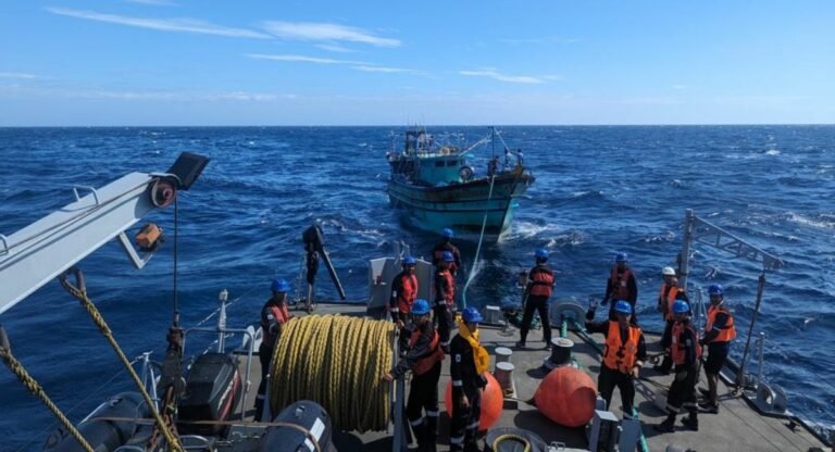 नौसेना ने बंगाल की खाड़ी में फंसे 36 भारतीय मछुआरों को बचाया