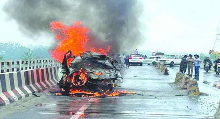 दो वाहनों में टक्कर के बाद लगी आग, सभी सवार जिंदा जले