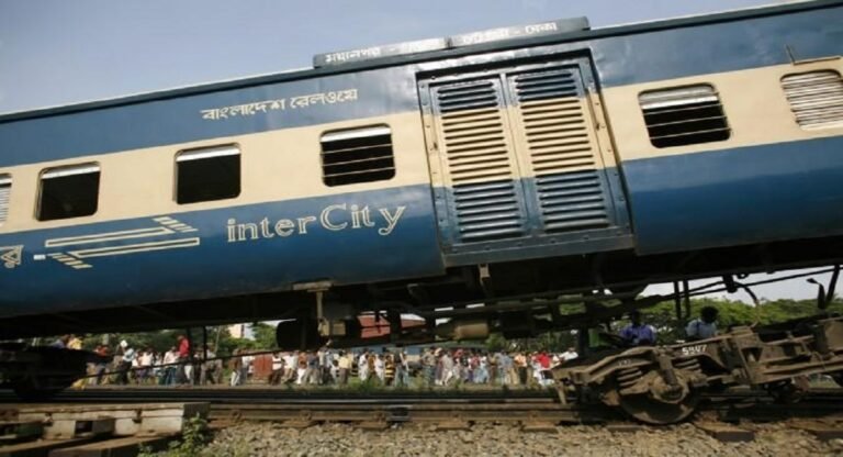 बांग्लादेश में ट्रेन और वैन में हो गई टक्कर, फिर हुआ ऐसा