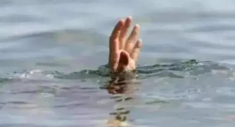 मुंबईः समुद्र में नाव पलटने से दो लापता, सर्च अभियान जारी