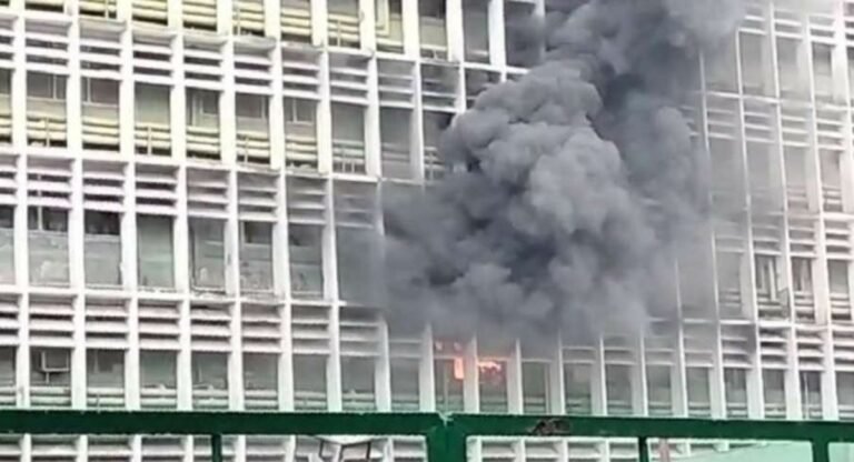 मुंबईः होटल में आग लगने से तीन लोगों की मौत, इस बात का शक- देखिये वीडियो
