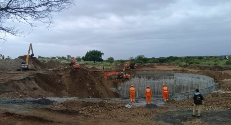 इंदापुर में बड़ी दुर्घटना: कुआं निर्माण के दौरान अंदर गिरे मजदूर, बचाव कार्य जारी