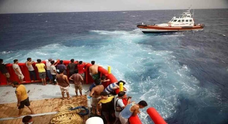 नाव पलटने से 41 की मौत, शरणार्थी जा रहे थे इस देश