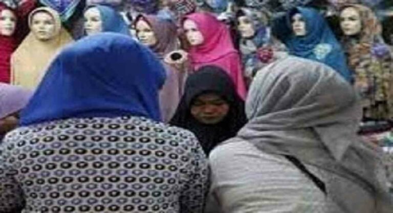 Indonesia: हिजाब से दिख गये बाल, तो शिक्षक ने 14 छात्राओं का मुंडवा दिया सिर
