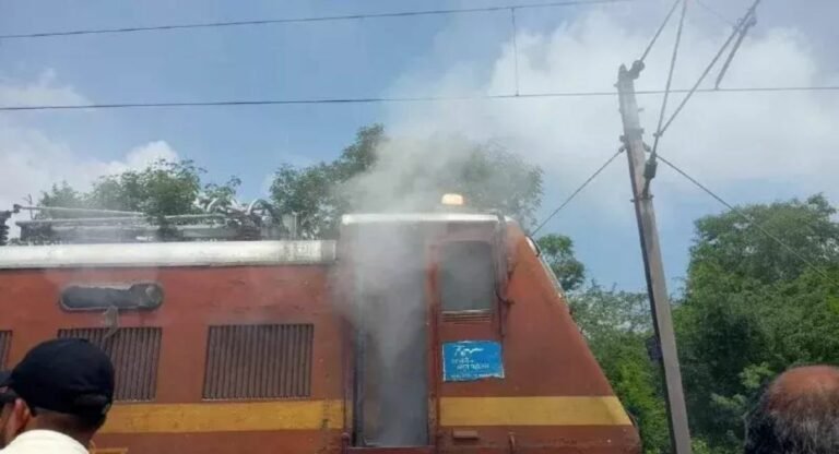 खजुराहो-उदयपुर इंटरसिटी के इंजन में लगी आग, दिन की तीसरी रेल घटना!