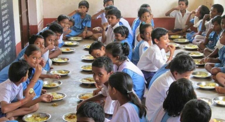 दिल्ली: मिड-डे मील खाने से सरकारी स्कूल के बच्चे बीमार, अस्पताल में भर्ती