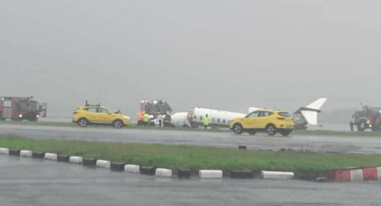 Mumbai Airport: रनवे पर फिसला प्राइवेट चार्टर्ड प्लेन, दो हिस्सों में टूटा विमान