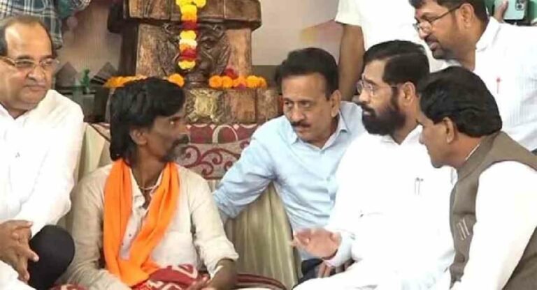 Maratha Reservation: सीएम शिंदे से चर्चा के बाद मनोज जारांगे ने खत्म की भूख हड़ताल