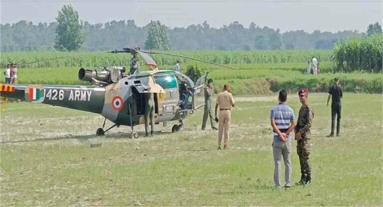 खेत में कराई हेलीकॉप्टर की इमरजेंसी लैंडिंग, ग्रामीणों की जुटी भीड़