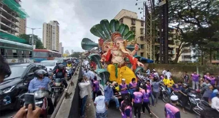 Mumbai: 2,729 सार्वजनिक पांडालों में विराजमान हुए भगवान गणेश, देश की उपलब्धियों की लगीं प्रतिकृतियां