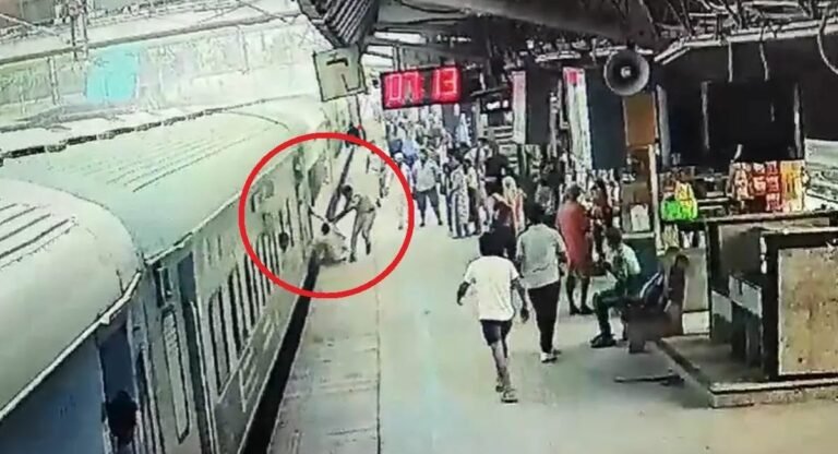 दिल्ली से झांसी जा रही ट्रेन में चढ़ते समय यात्री का पैर फिसला, आरपीएफ ने बचाई जान