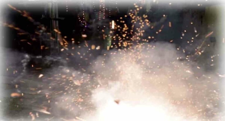 Mumbai: आतिशबाजी से फैला धुएं का साम्राज्य, पटाखों की गूंज में दबी कानूनी आवाज