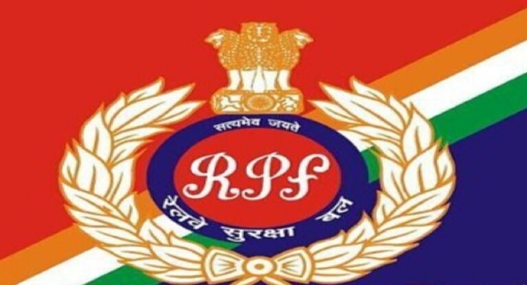 आरपीएफ ने साइबर कैफे संचालक को अवैध रेल टिकटों के साथ किया गिरफ्तार