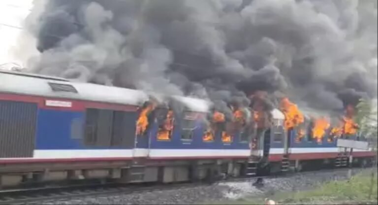 Ahmednagar: आष्टी रेलवे में भीषण आग, दमकल विभाग की कई गाड़ियां मौके पर मौजूद