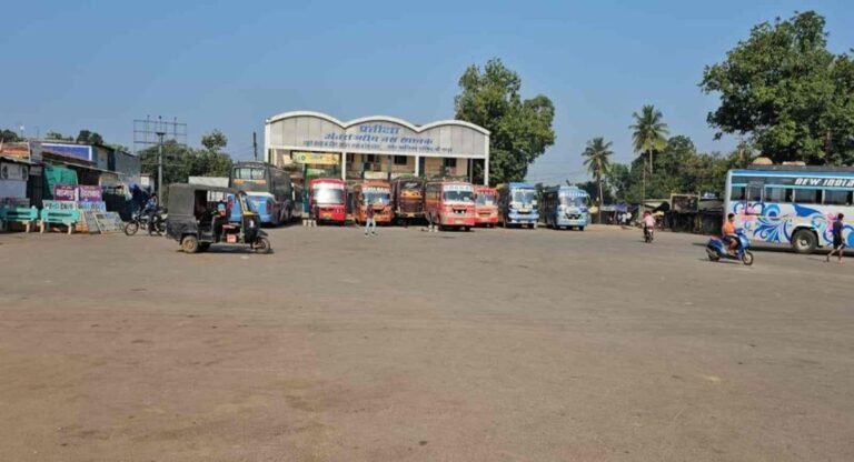 Naxalite terror: बीजापुर जिले की सभी दुकानें बंद, थम गए बसों के पहिये