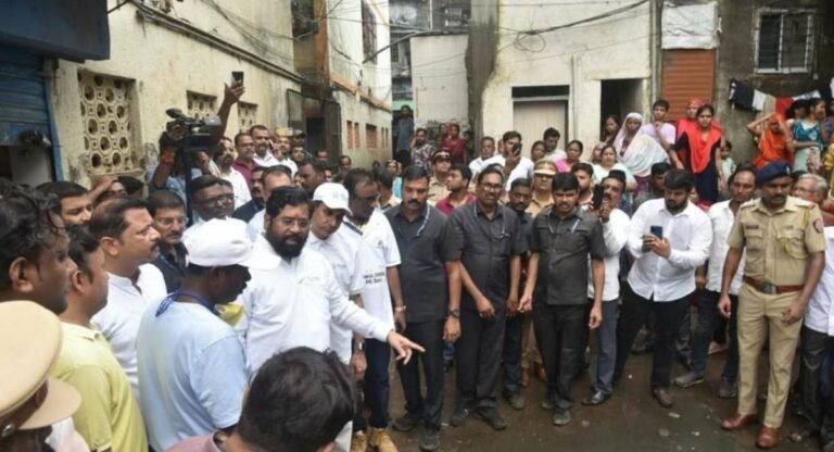 Mumbai: सीएम शिंदे ने BMC अधिकारियों को लगाई फटकार, कहा- दिन में पांच बार साफ करें शौचालय
