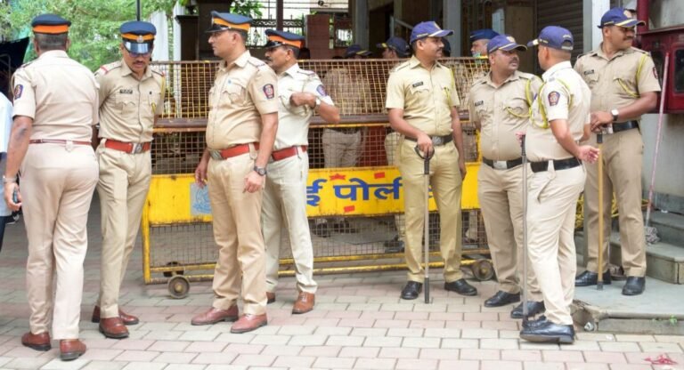Mumbai Crime: मुंबई पुलिस की बड़ी कार्रवाई, BKC में नकली नोट बनाने वाली फैक्ट्री में मारा छापा