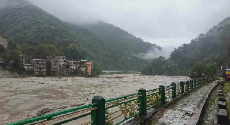 Sikkim: बादल फटने से दो पुल बहे, सेना के 23 जवान लापता