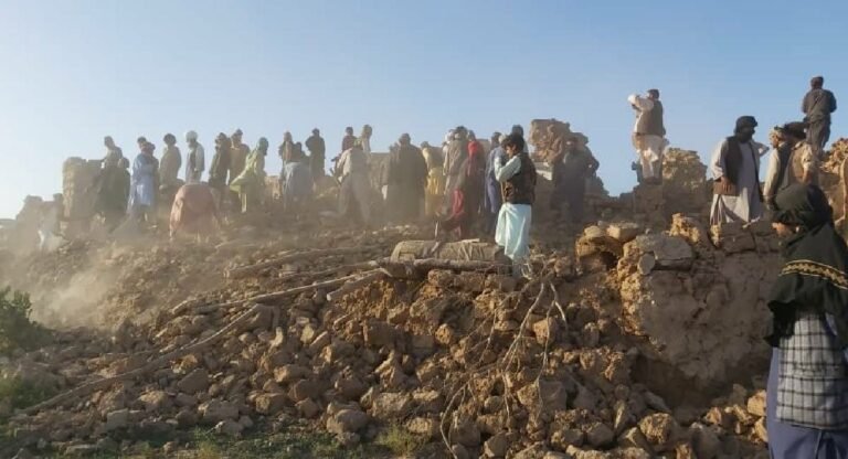 Afghanistan earthquake: मलबों कें नीचे सिसक रही जिंदगी, चारों तरफ चीख-पुकार और मदद की गुहार