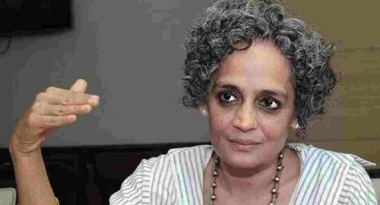 Delhi: उपराज्यपाल ने दी लेखिका अरुंधति रॉय पर मुकदमा चलाने की मंजूरी, जानें पूरा मामला