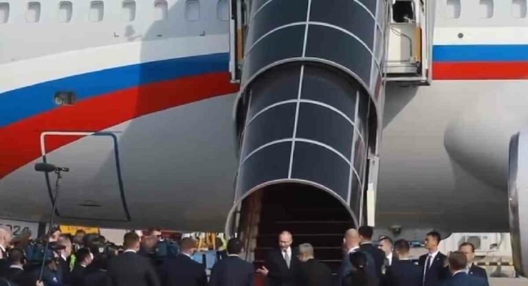 Russian President पुतिन पहुंचे चीन, दौरे पर सारी दुनिया की नजर 