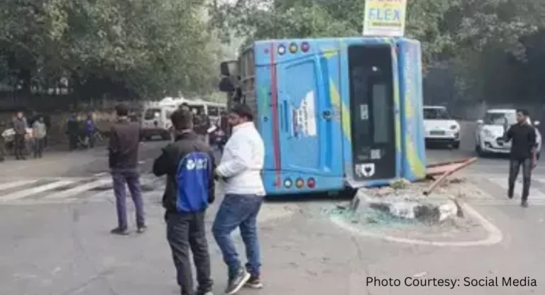 Delhi: रोहिणी में DTC की इलेक्ट्रिक बस पलटी, कई यात्री घायल