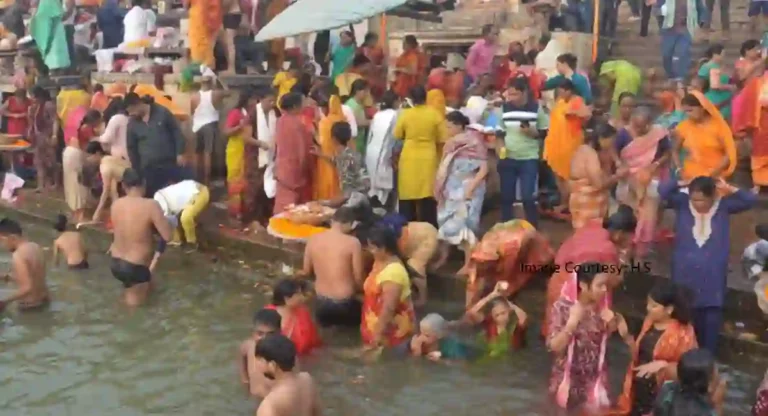 Devuthani Ekadashi 2023: काशी में श्रद्धालुओं ने लगाई पवित्र गंगा में डुबकी