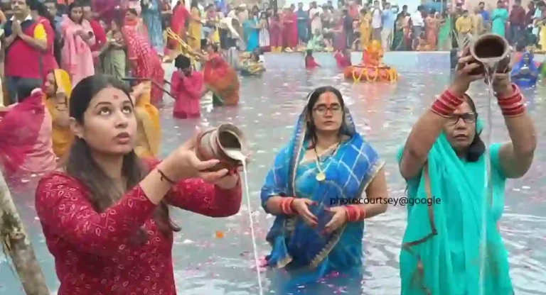 Jammu and Kashmir: छठ पूजा पर व्रती महिलाओं ने डूबते सूर्य को दिया अर्घ्य, सीटीएम प्रबंधन ने दी शुभकामनाएं
