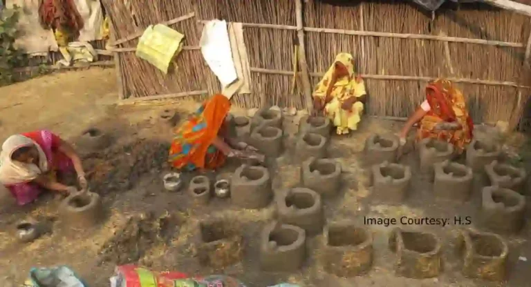 Chhath Puja 2023: लोक आस्था के महापर्व छठ के लिए मिट्टी का चुल्हा बनाने में जुटी महिलाएं