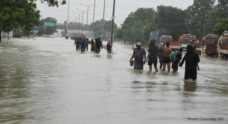 Tamil Nadu Rain: तमिलनाडु में भारी बारिश का कहर, चार जिलों में बाढ़ से हालात बिगड़े