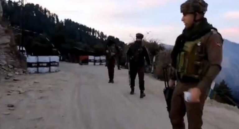 Jammu and Kashmir: पुंछ में भारतीय सेना की दो गाड़ियों पर आतंकियों का कायराना हमला, तीन जवान हुतात्मा