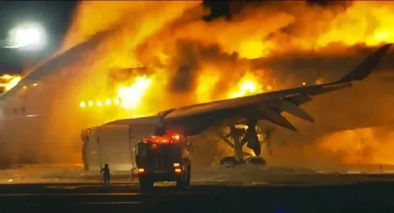 Japan: जापान एयरलाइंस की जेट में रनवे पर भीषण आग , प्लेन में सवार 379 यात्री सुरक्षित
