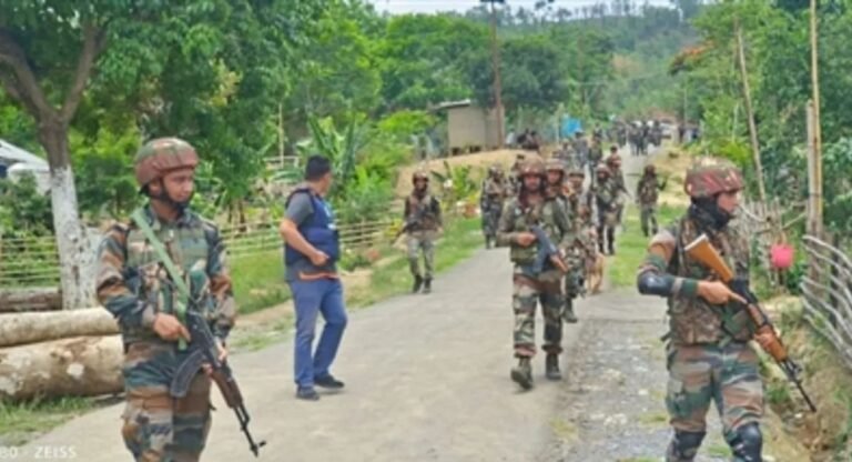 Manipur: रुक-रुक कर हो रही गोलीबारी, सुरक्षाबल जवाबी कार्रवाई करने को मजबूर