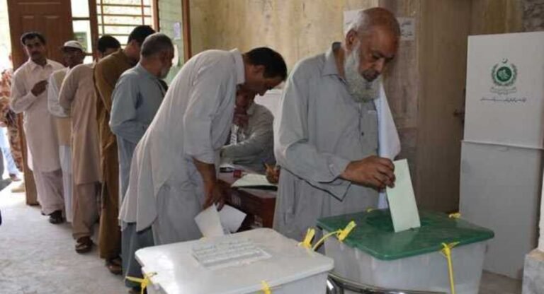 Pakistan Election: कड़ी सुरक्षा के बीच मतदान शुरू, मोबाइल-इंटरनेट सेवा बंद