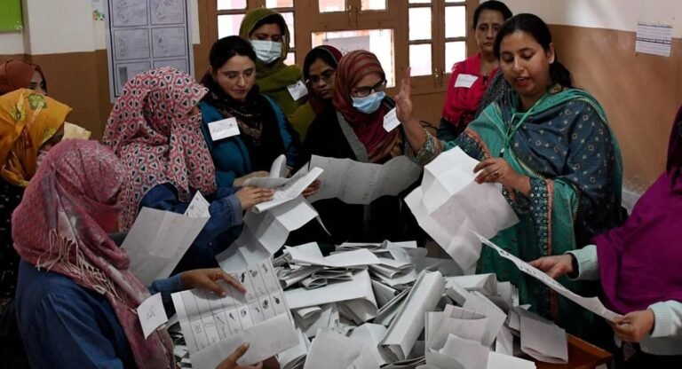 Pakistan Election: जेल में बंद इमरान खान की पाकिस्तान-तहरीक-ए-इंसाफ समर्थित निर्दलीय उम्मीदवार 154 सीटों पर आगे