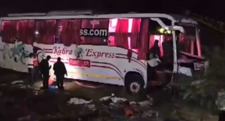 Gujarat: अहमदाबाद-वडोदरा एक्सप्रेसवे पर बड़ा सड़क हादसा, 25 फीट नीचे गिरी बस; यात्रियों की मौत