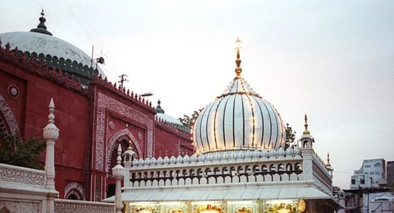 Hazrat Nizamuddin Dargah के आसपास अवैध गेस्ट हाउस निर्माण करने वालों की बढ़ीं मुश्किलें, न्यायालय ने दिया ये आदेश