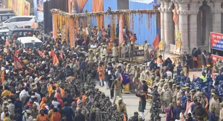 Holi: अयोध्या में रामलला संग रामभक्तों ने खेली होली, जानिये राम नगरी का यह रंगोत्सव क्यों था खास