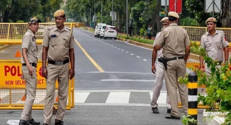 AAP Protest: दिल्ली पुलिस ने जारी की ट्रैफिक एडवाइजरी, निजी वाहन चालक इन रास्तों से गुजरने से बचें